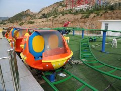 兒童在玩戶外休閑游樂設(shè)備時應(yīng)采取哪些安全預(yù)防措施？